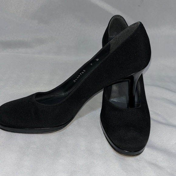 Stuart Weitzman - Picture 9 of 11